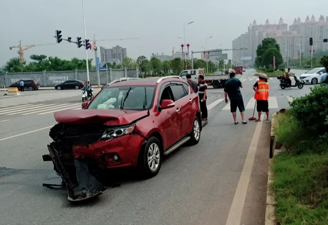 邵东绿汀大道两车猛烈相撞,现场好吓人!