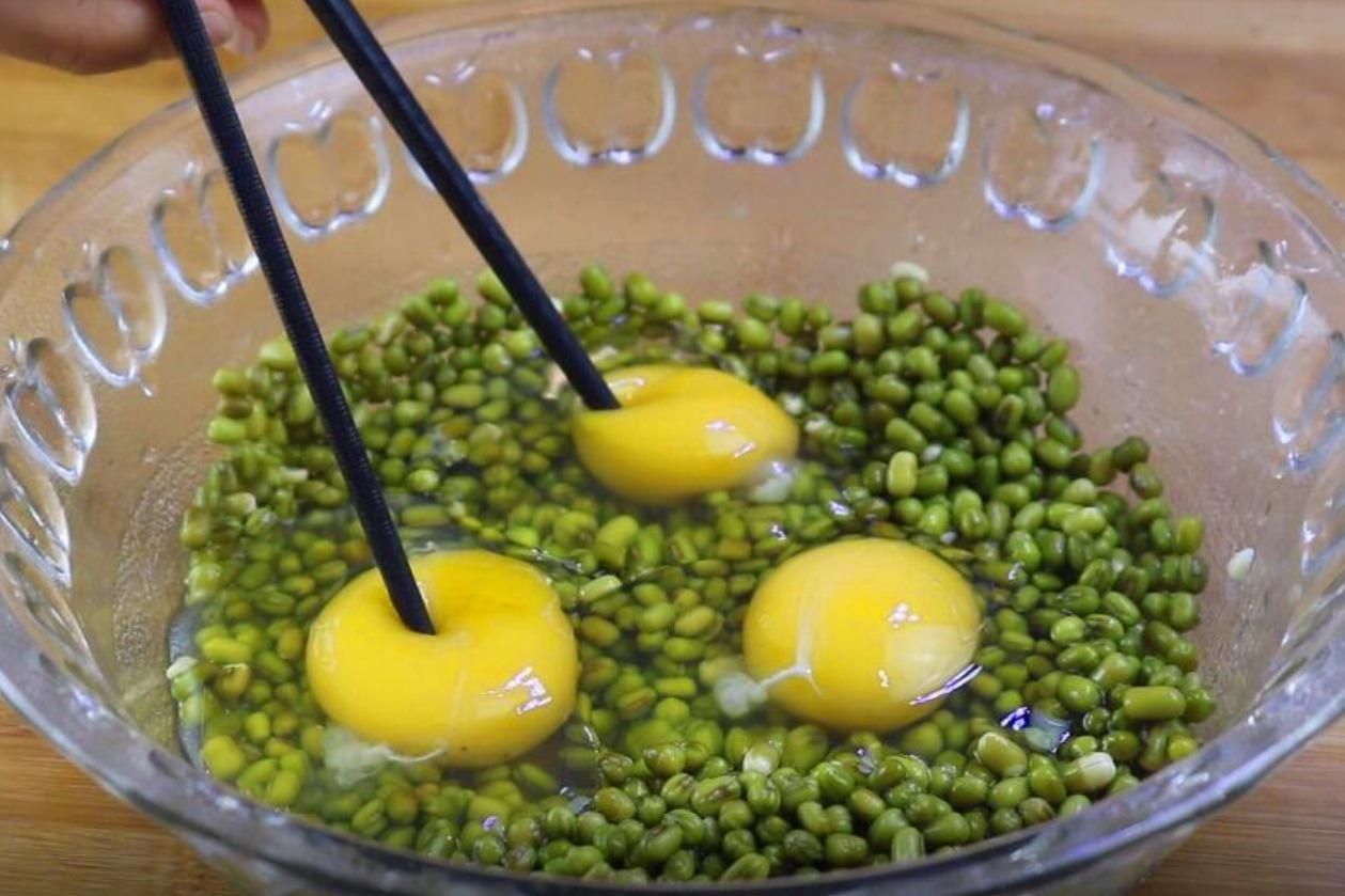 天热多吃绿豆打入3个鸡蛋教你1个秘制做法大人孩子都爱吃