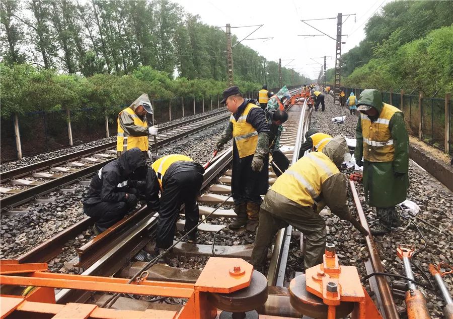 陈文斌/摄5月27日,大石桥换轨车间冒着大雨在京哈线秦沈段进行换轨