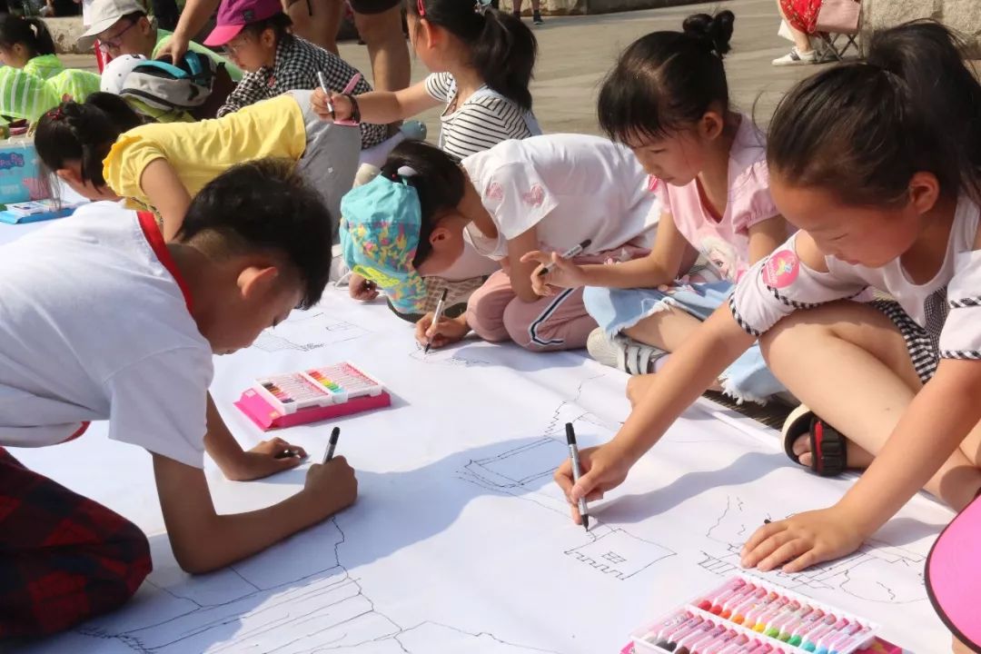 迎六一庆祖国七十华诞泉城儿童绘泉城百米长卷现场绘画活动在千佛山