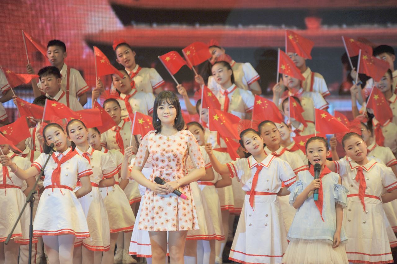 太和县四大班子领导与少年儿童共同唱响歌唱祖国