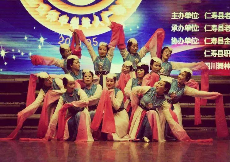 金马杯"仁寿中老年广场舞邀请赛,在仁寿县职教中心隆重开幕