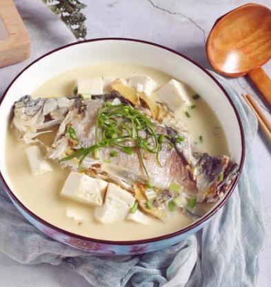 湯白魚鮮營養多,鯽魚豆腐湯