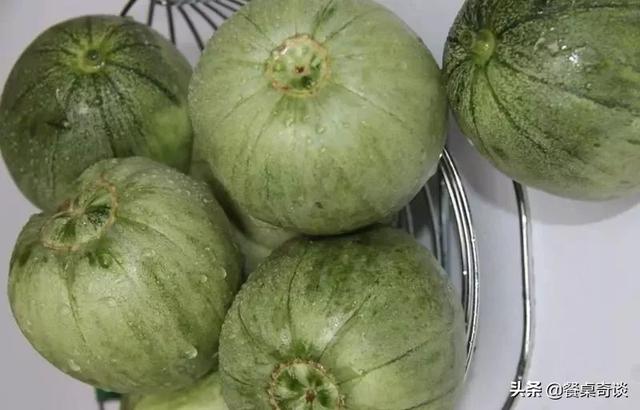 这瓜是不用削皮的,所以洗干净后,一刀下去我就切了个盖,乖乖,剖面很水