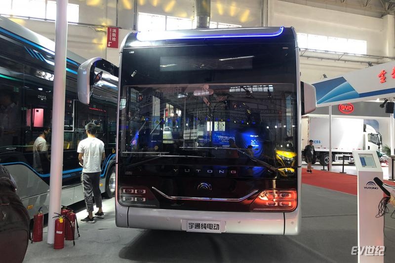 宇通客车发布新7系多款新能源车亮相道路运输车辆展