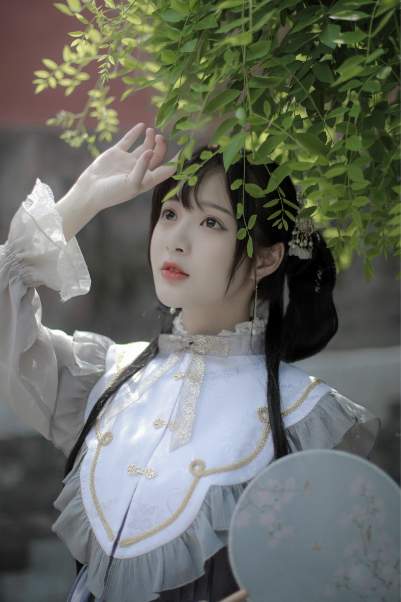 演员石雪婧故宫写真曝光风格碰撞少女心爆棚