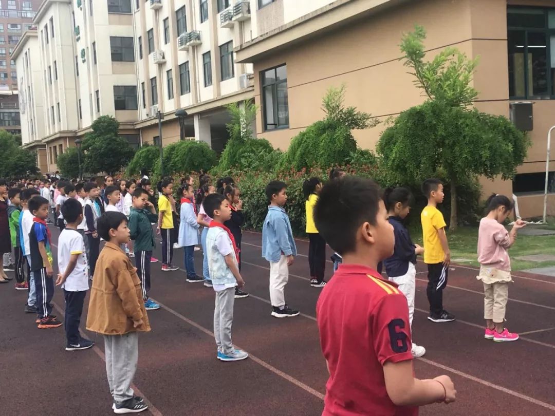在高高飘扬的国旗下,5月28日早晨,东风小学教育集团东江校区全体师生