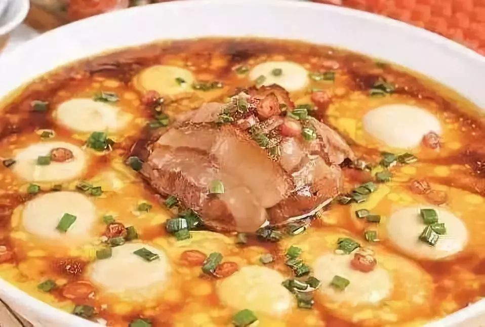 食材:肉末100克,干木耳10克,鸡蛋1只,白菜叶1张,香葱1根,盐1克,生抽3