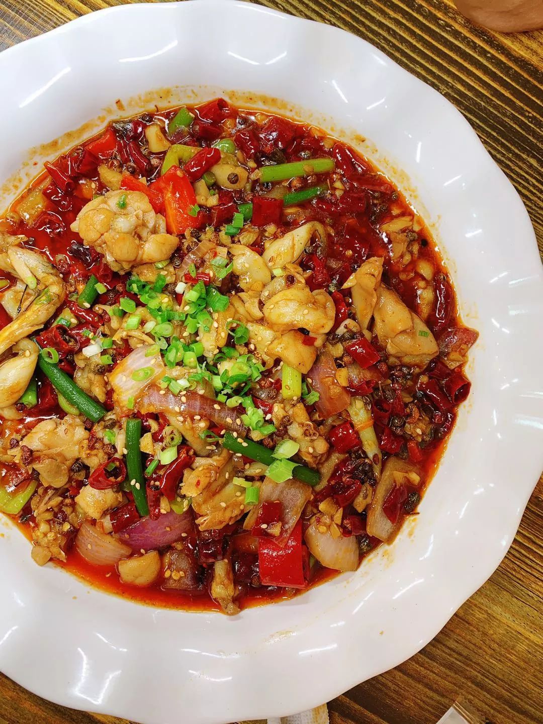 【口水牛蛙】吃到最后再来份龙虾面,拌在汤汁里,别提多好吃.