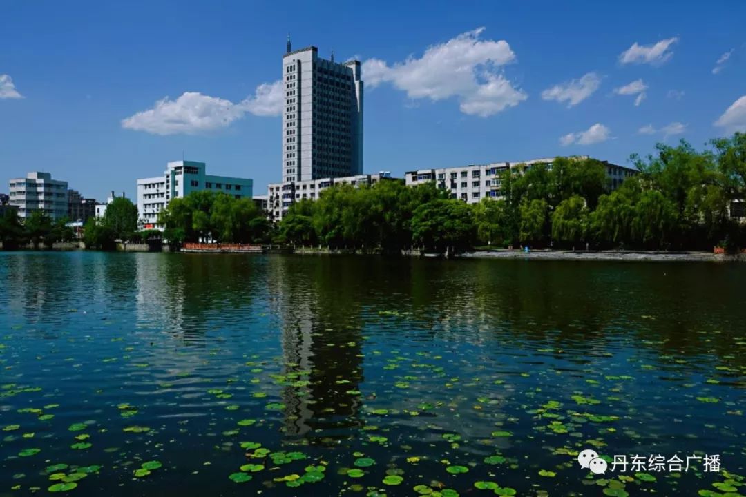 丹东市总工会为宽甸满族自治县边沟村小学的孩子们送去精神食粮和学习