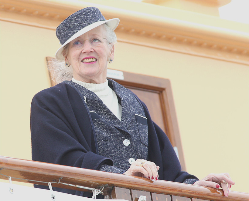 丹麦女王乘皇家游艇开启夏季巡游第一天在k03ge市进行正式访问