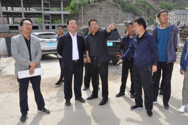 任建新检查指导污水处理厂改扩建和环东路农副产品综合市场建设工作