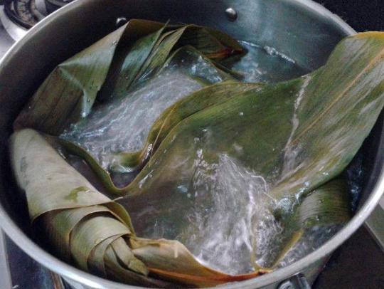煮粽叶用冷水还是热水?奶奶:用它煮,粽叶又绿又软