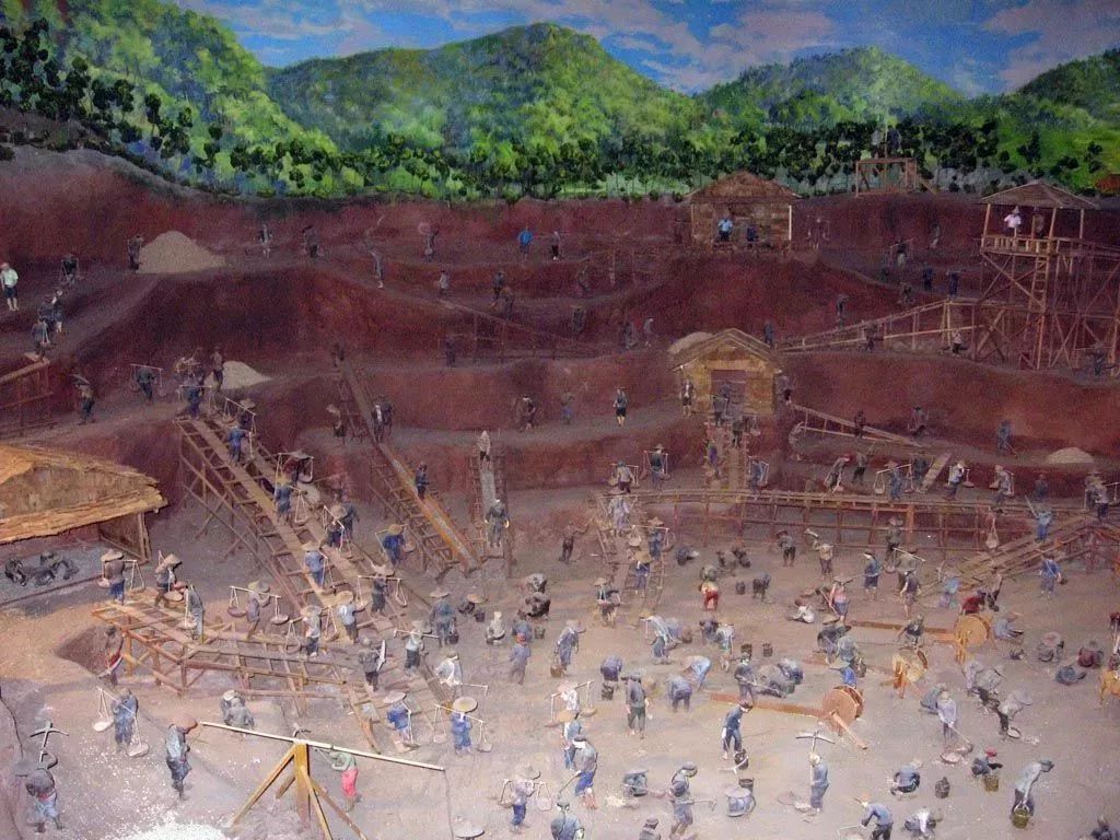 普吉岛矿业博物馆中的锡矿开采示意图自普吉岛正式开建国际旅游岛