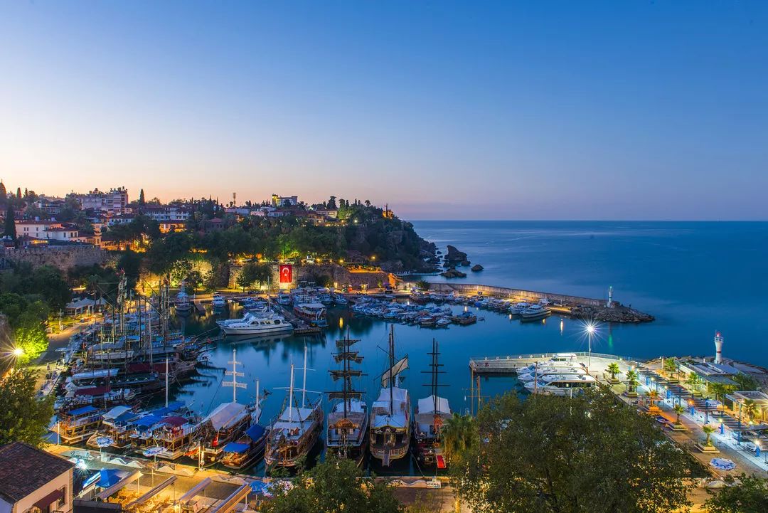 这是一座悬浮在地中海沿岸的土耳其老城,没有沙滩,船只静静躺在海湾的
