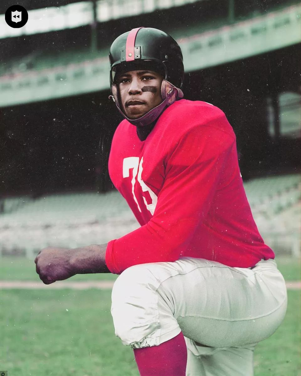 67nfl100周年赛季火热备战中未来风和复古风海报同庆100天倒计时