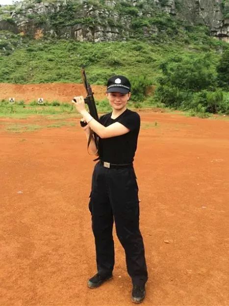 参加全区法院司法警察技能大比武,荣获手枪实战射击女警团体第一名