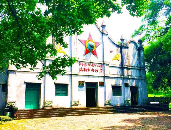 有中华苏维埃临时中央政府大礼堂,是当年红军在瑞金留下的唯一自 己