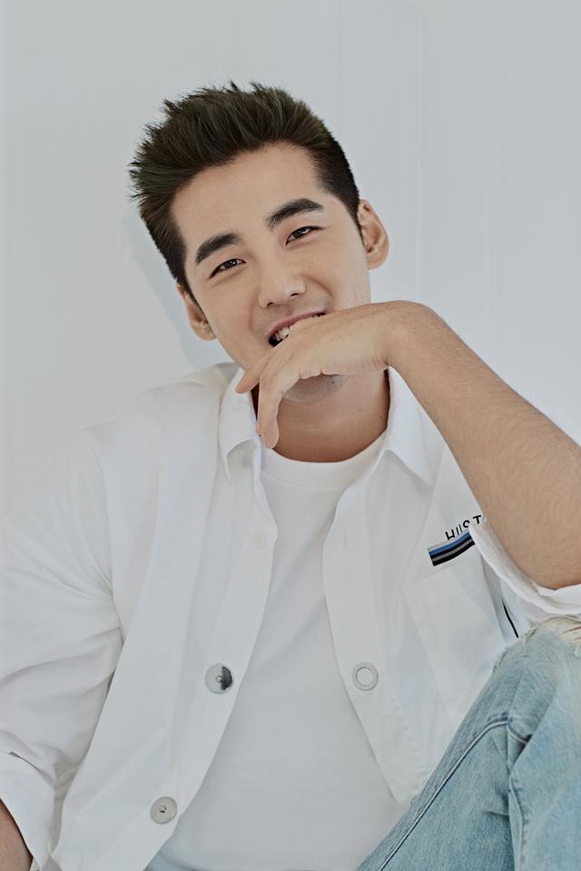 刘显达春日写真曝光,干净清爽少年气十足