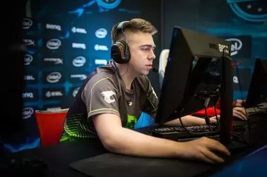 土耳其 csgo 战队 ss 的狠人 xantares 已经做到人和显示器合二为一了
