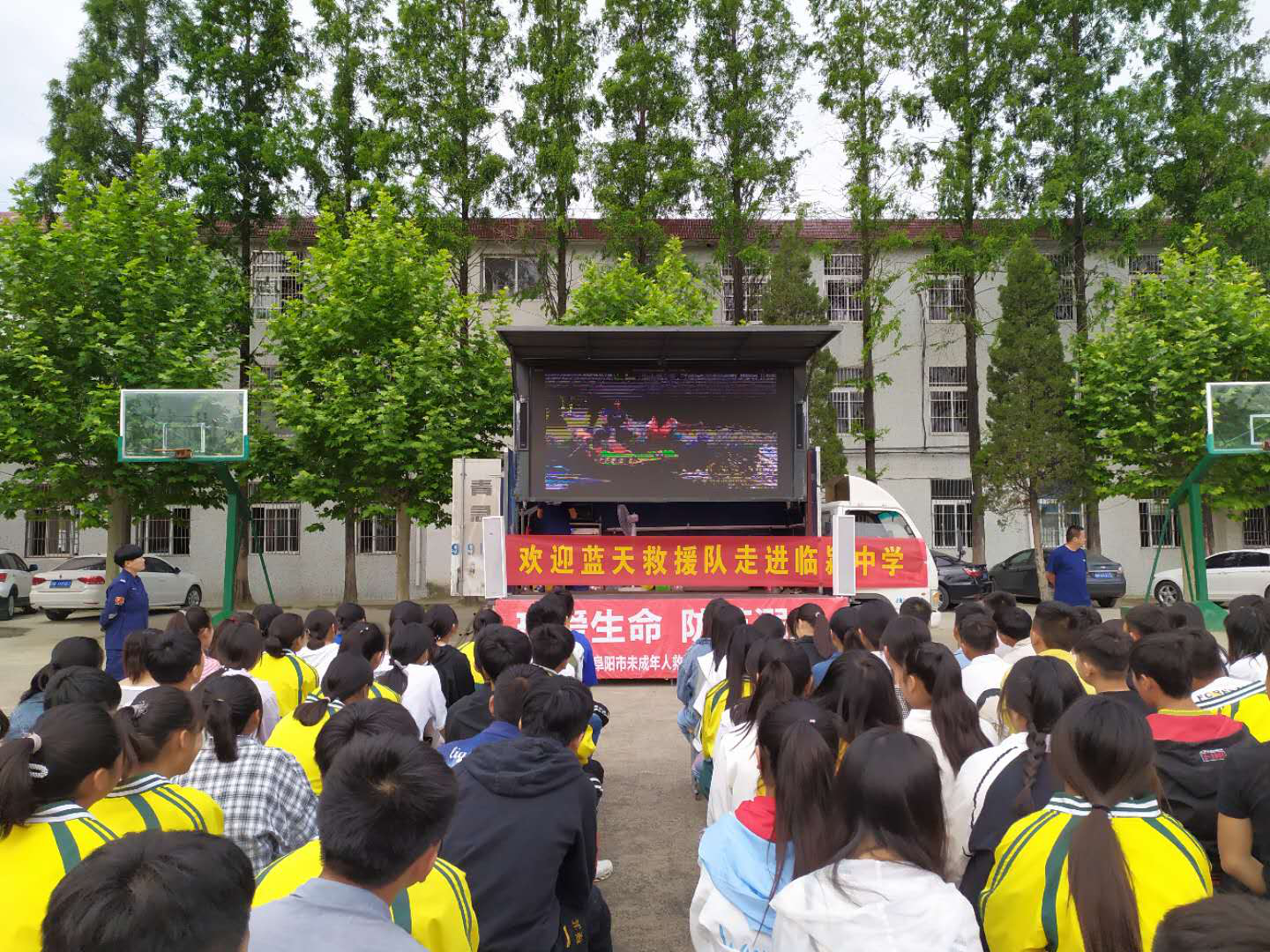 預防溺水 警鐘長鳴 阜陽藍天救援隊到袁寨鎮臨潁中學進行防溺水宣傳