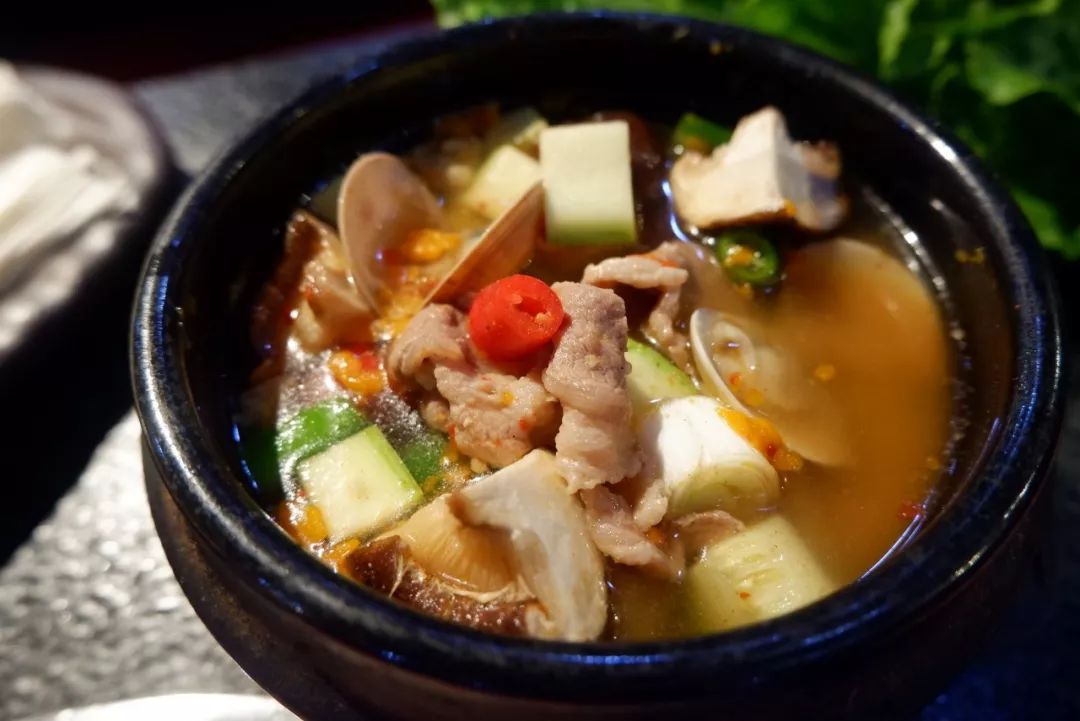 特色肥牛·韩式调味梅肉·烤菌菇拼盘·韩式大酱汤·韩国小菜特色