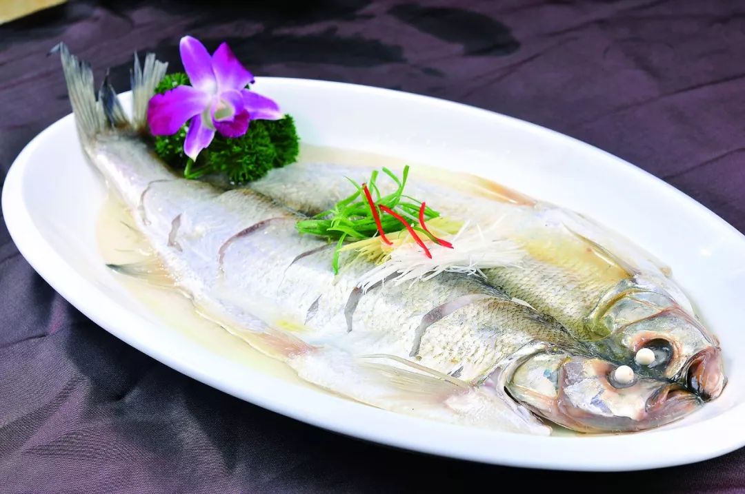 太湖白鱼又称太湖银刀,肉质细嫩,鳞下脂肪多,酷似鲥鱼,是太湖名贵鱼类