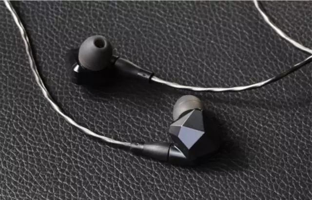 郁志曰先生的技术水平十分之高,像森海塞尔,拜亚动力和歌德就有不少他