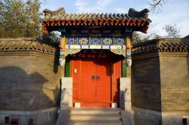 着第一道门,这道门比较厚重,与街门相彷佛,名叫"棋盘门",或称"攒边门"