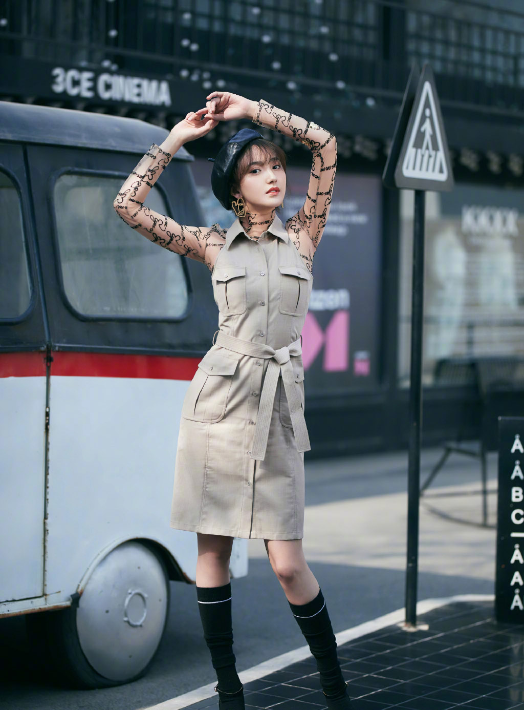 女演员艾晓琪娇俏可爱性感街拍