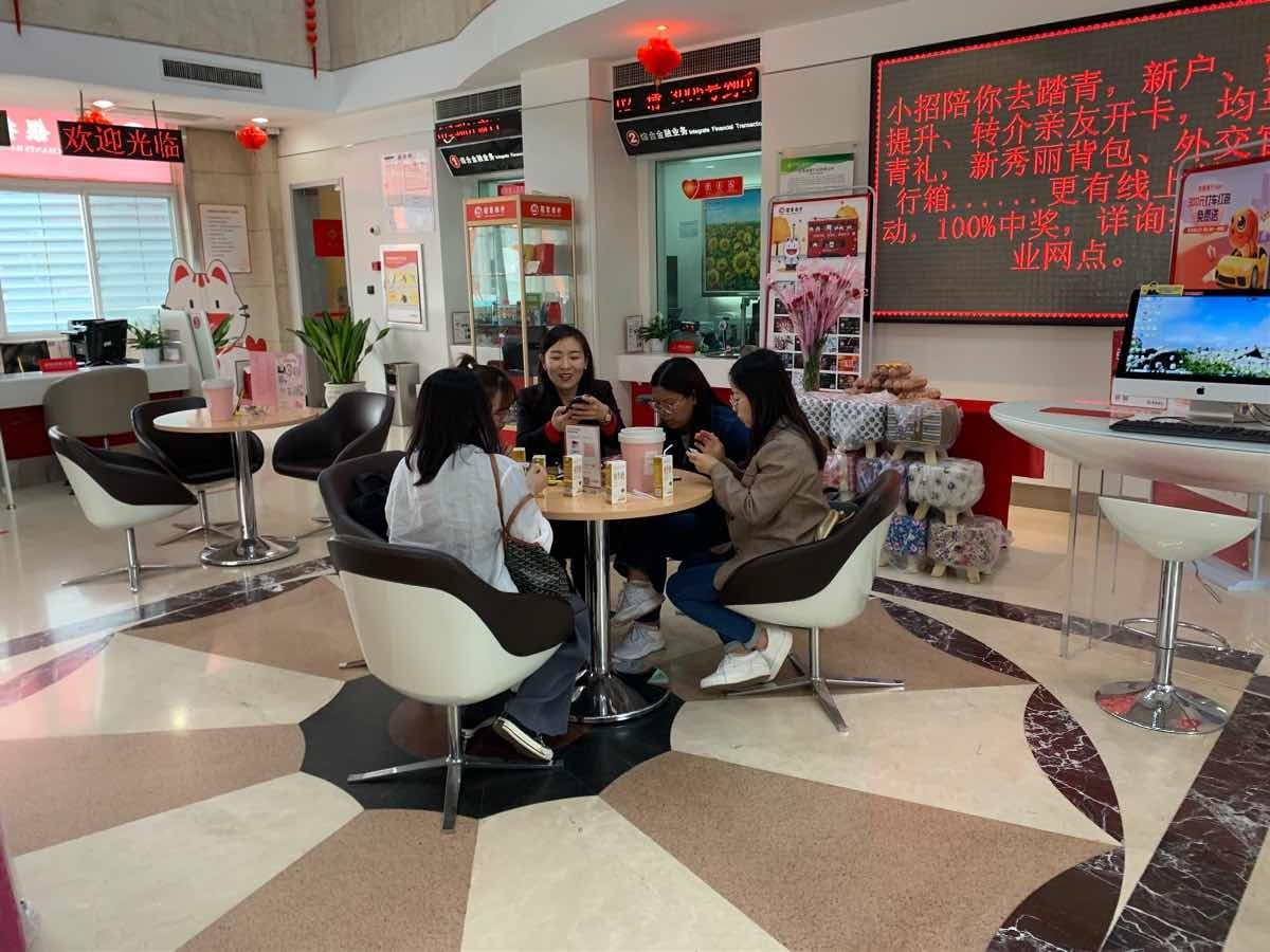 打造最佳客户体验银行招商银行服务工作纪实一杯热牛奶一份真心意