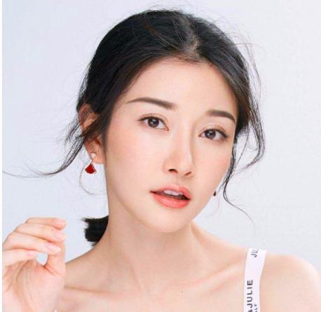 了,不过强大的网友还是扒出了他老婆的照片和名字,他老婆名叫李璐茜