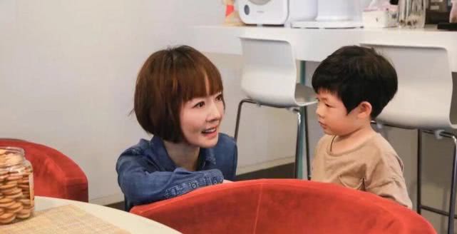 刘谦一家三口罕见同框三岁儿子肉嘟嘟的小脸抢镜眉眼像爸爸