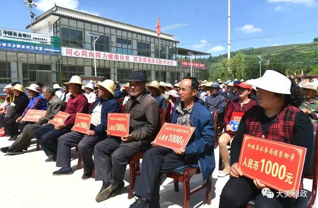 提高村民知情权打通最后一公里和政县新庄乡腰套村召开村民知情大会