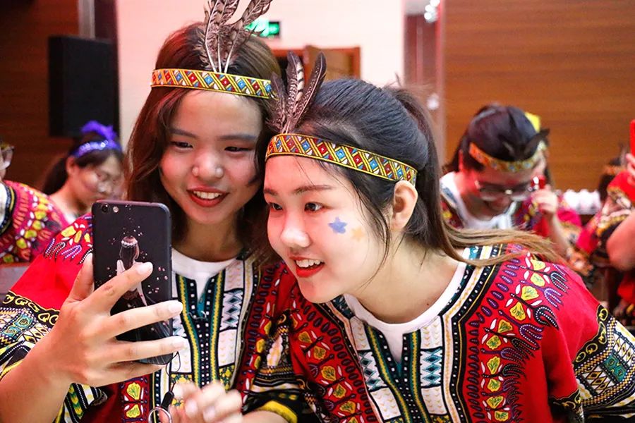 奔跑吧团队齐奏非洲鼓长城学校开启2019年教师筑梦团建之旅