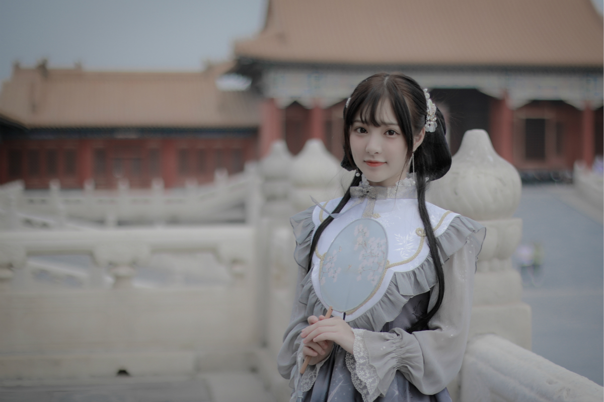 演员石雪婧故宫写真曝光风格碰撞少女心爆棚