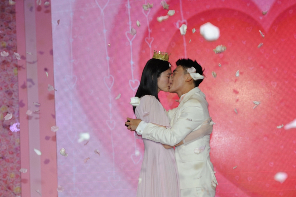 何猷启曝奚梦瑶婚礼时间,赞何猷君"爱妻号",婚礼时间很有意义