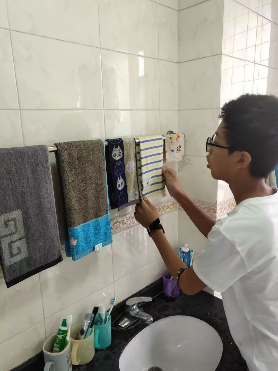 最终,共评选出:优胜班级23个,"静,洁,雅"寝室145个,生活小能手990人