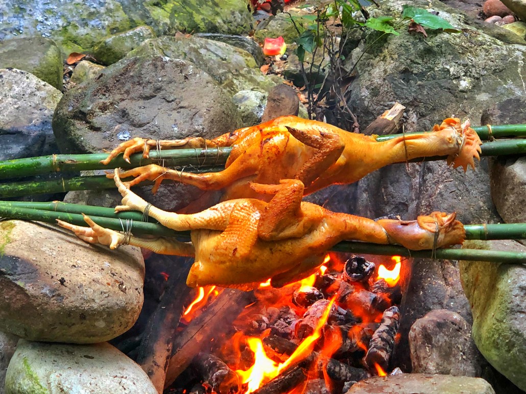 香气四溢,经过独家秘制过的烤鸡,在加上柴火烤制,口齿留香,酥香软口