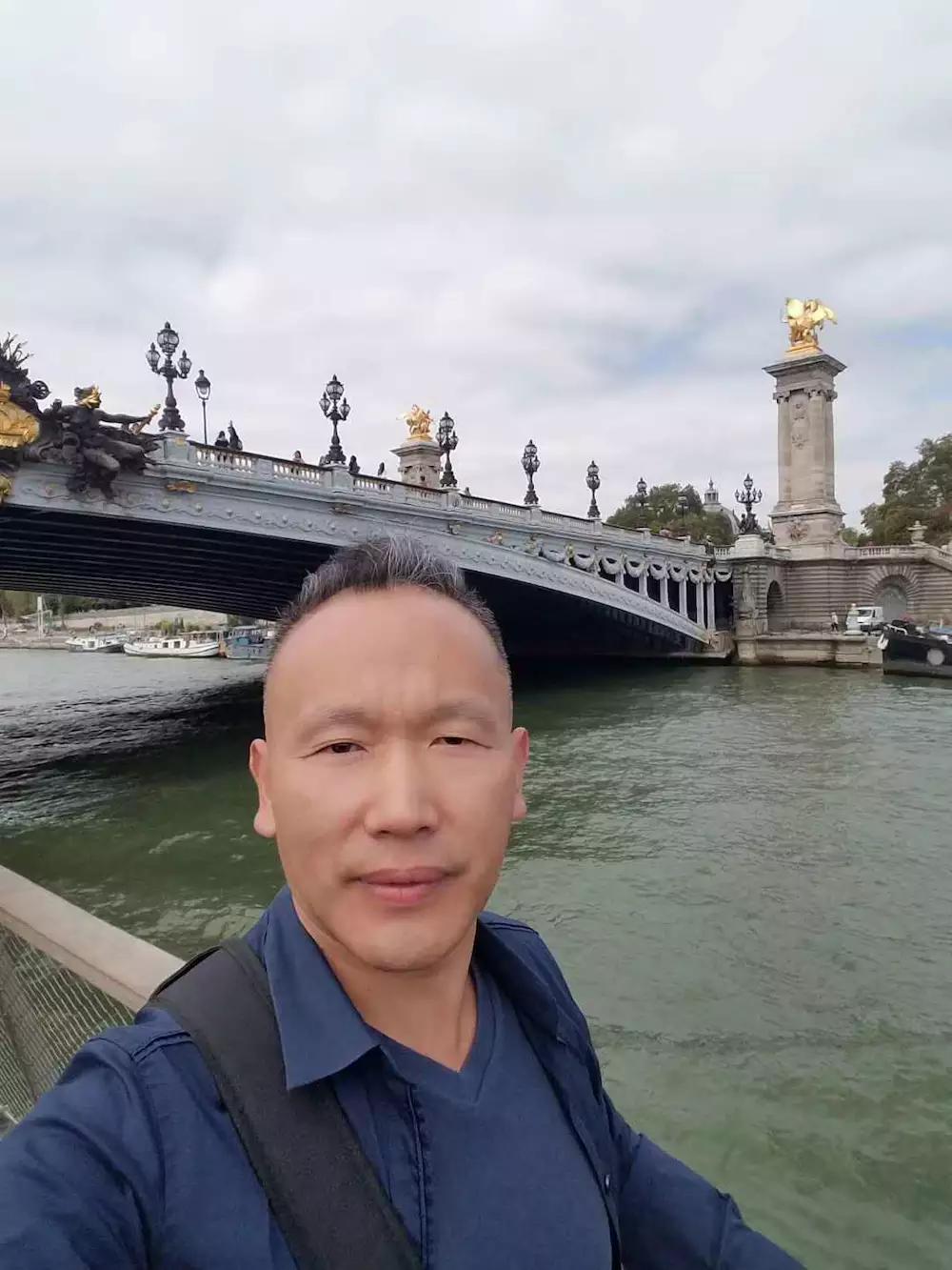 斑斓之处见玄思 墨深之处显瑰丽——评书画家严可人