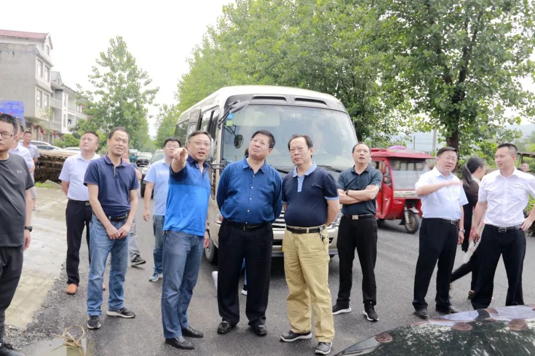 县人大常委会副主任张德贵,县政府副县长周剑峰分别就贯彻落实《上饶