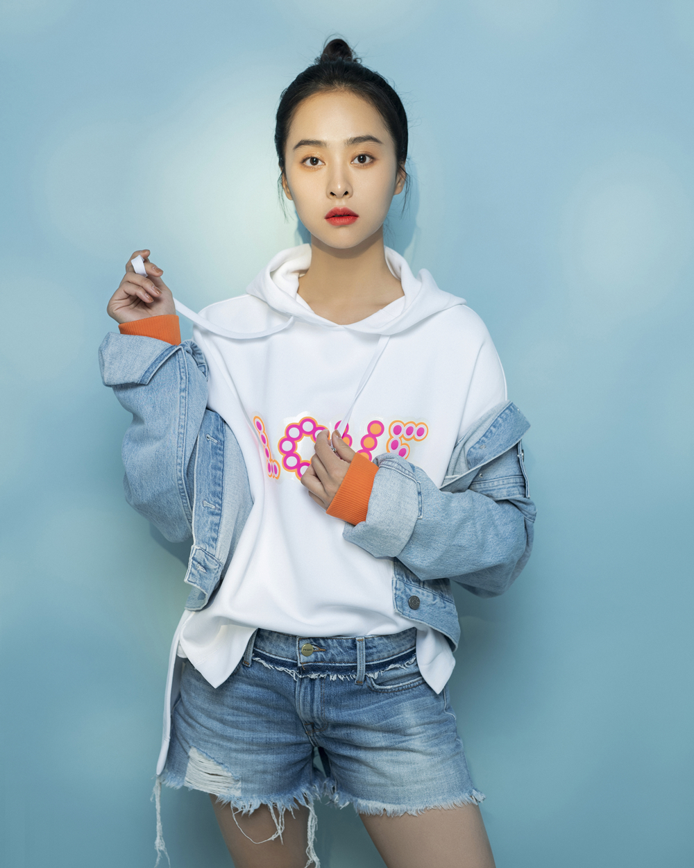 近日,演员程琤一组夏日运动风写真曝光.