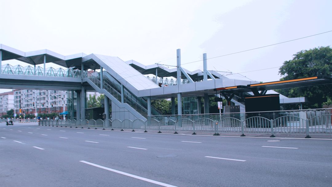 t2线丨松江大学城站丨松江大学城站天桥也位于地铁站出口位置,极其