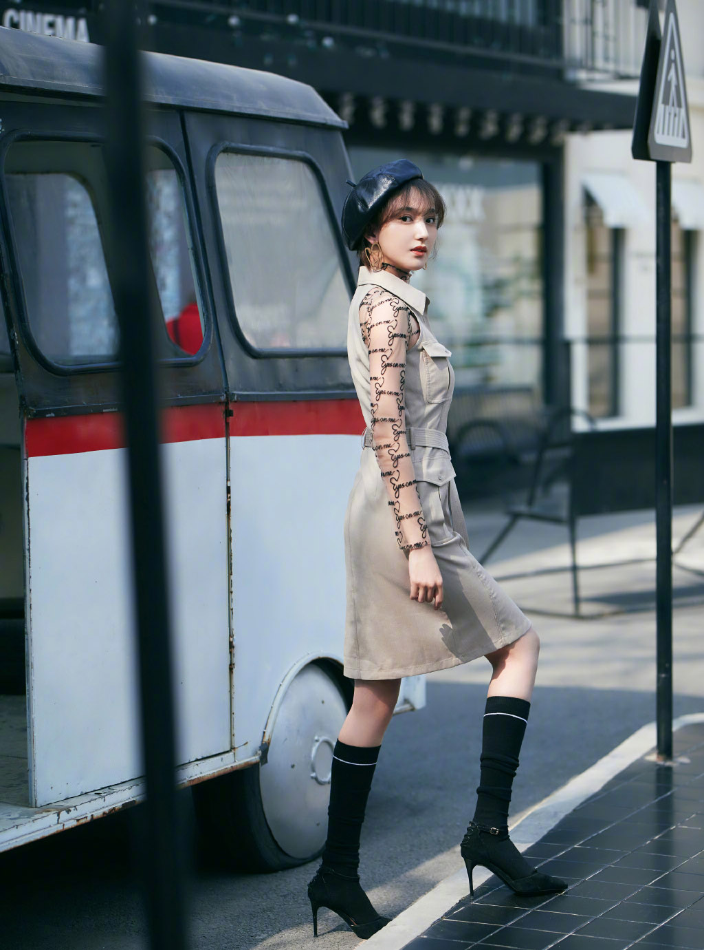 女演员艾晓琪娇俏可爱性感街拍