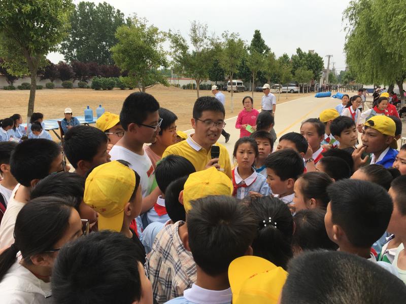 2019年5月28日,江苏省连云港市赣榆区班庄镇马圩小学,孩子们从别开生