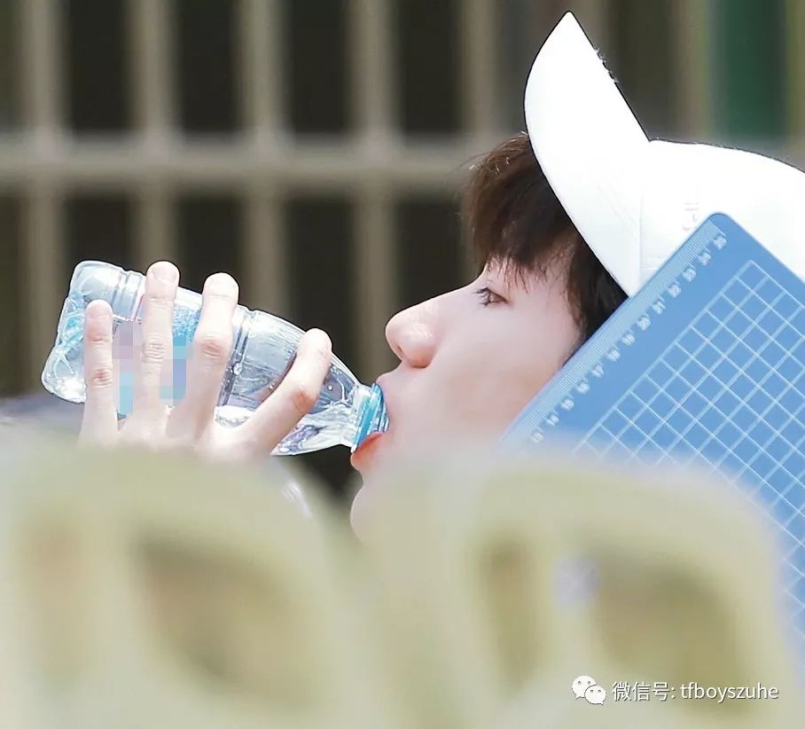 王源的喝水方式火了每一次都不一样网友没人能够模仿