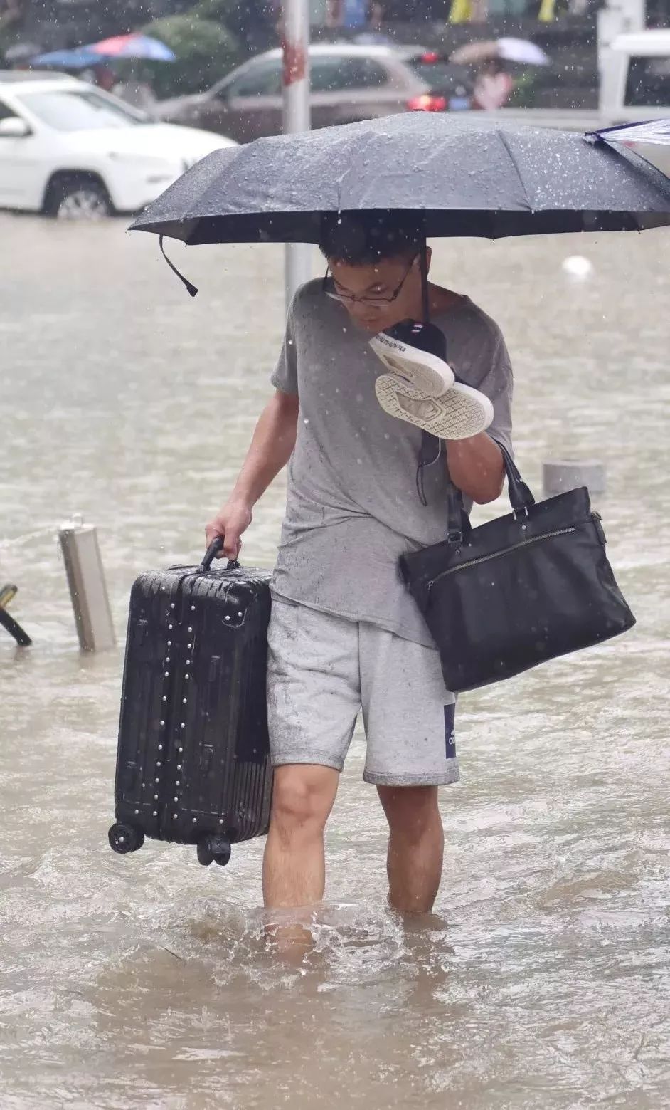 一位提着行李的市民狼狈出行.