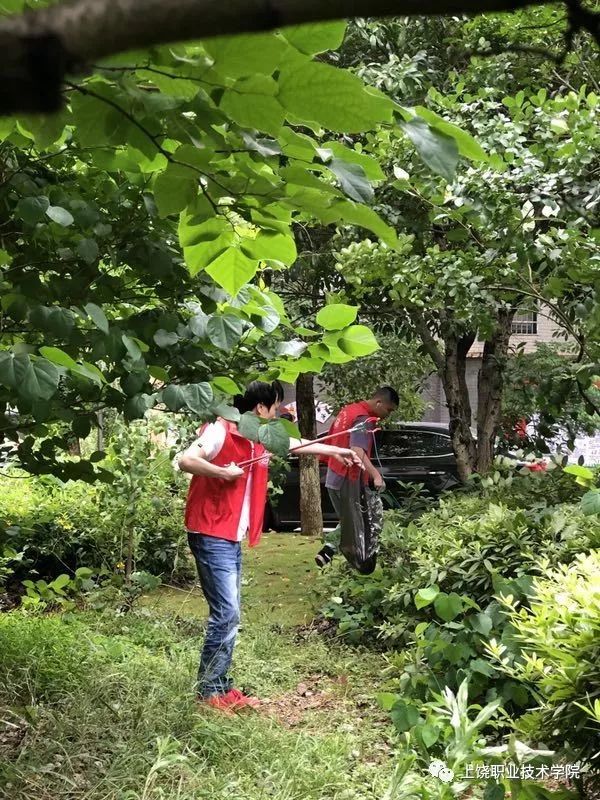 025月27日上午,上饶县副县长霍峰带领上饶县创国卫工作队来到上饶职院