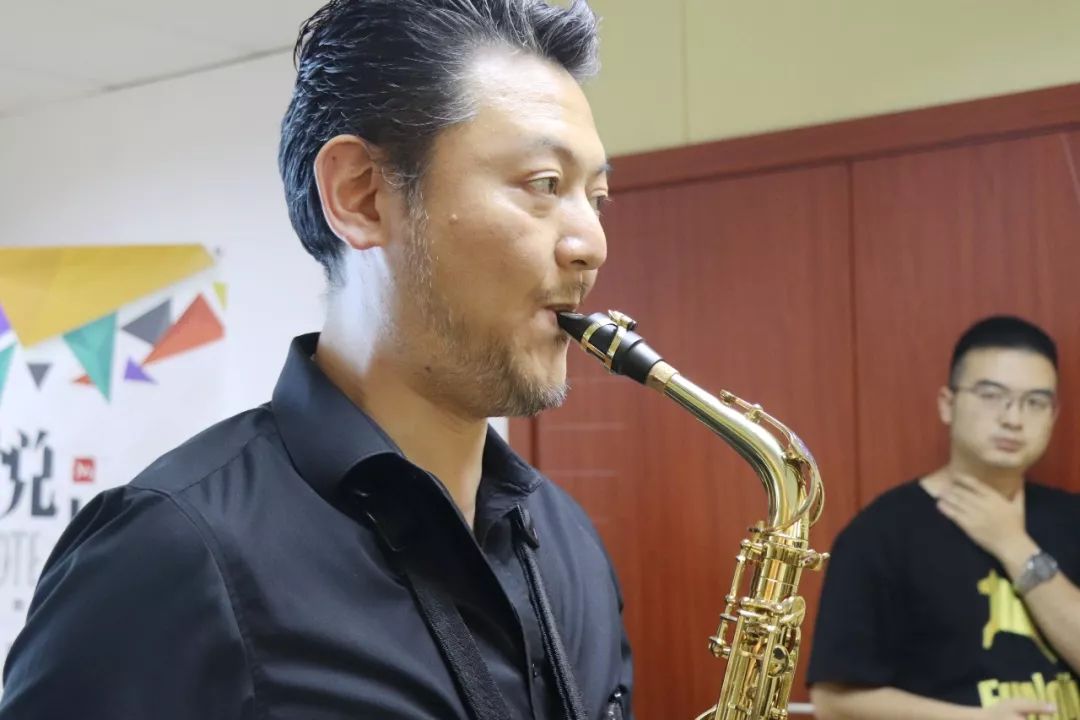 在本次的萨克斯基础教学培训课上,由悦趣音乐中心理念创始人章啸路
