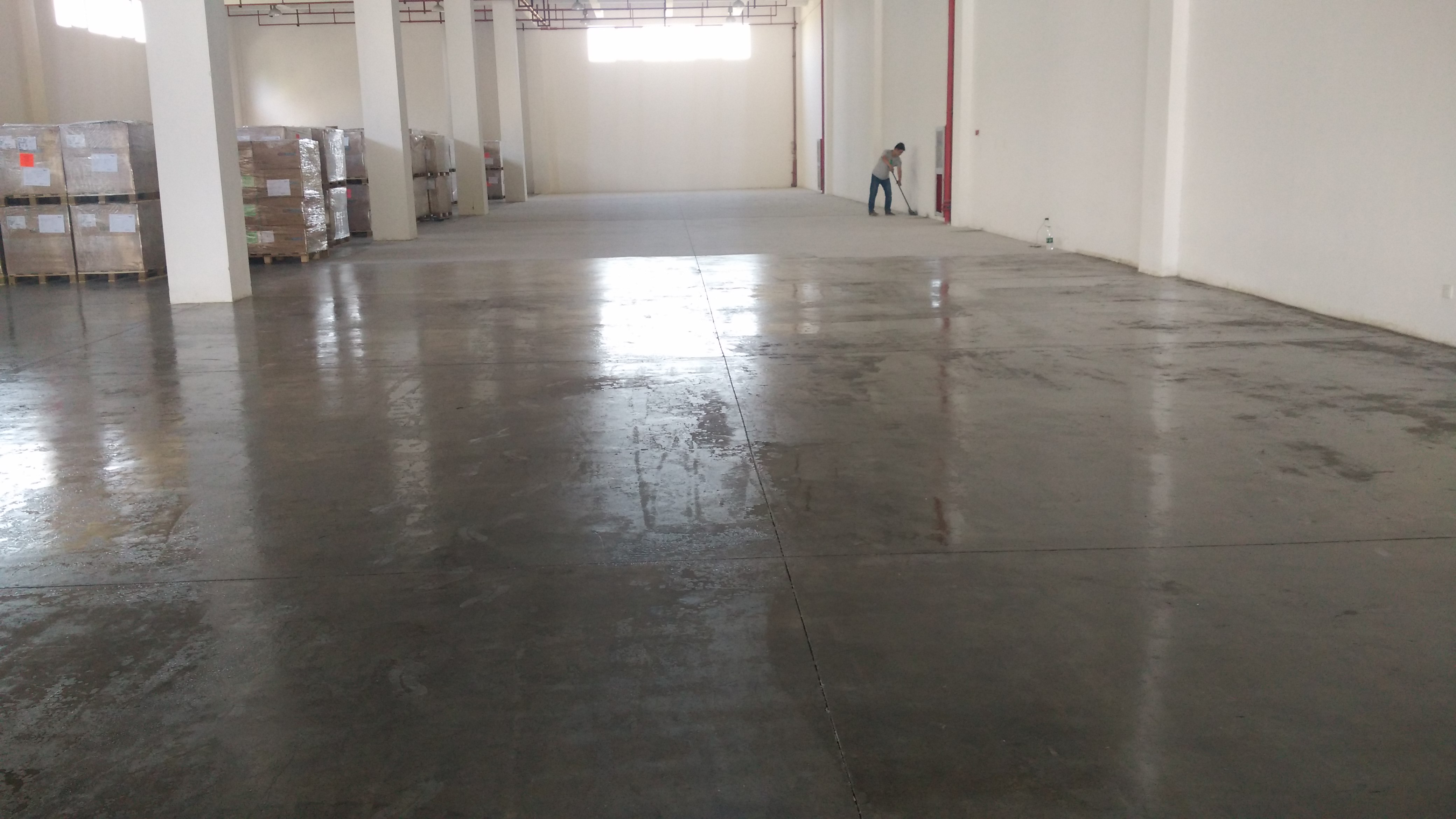 厂房水泥地面灰尘大能刷环氧漆吗